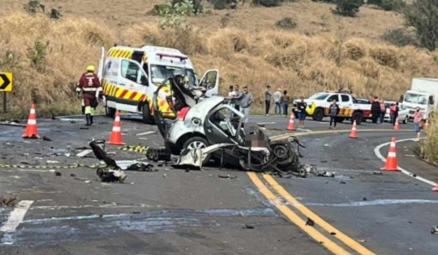carro após morte de trabalhadores na BR-445