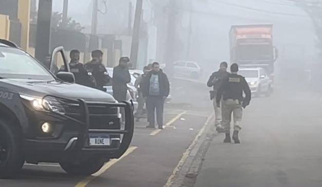 Policiais na cena do crime na manhã desta segunda-feira (7), em Curitiba
