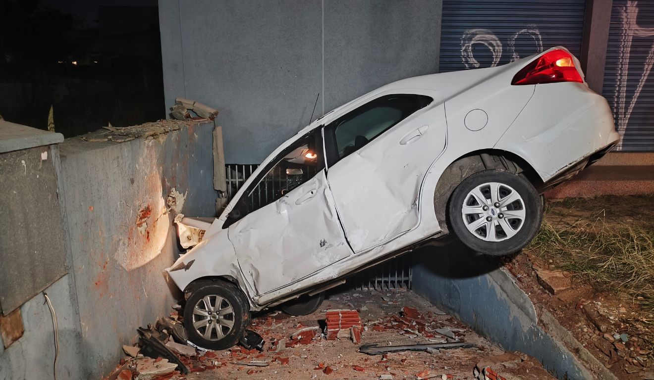 carro que caiu em garagem após moto avançar sinal