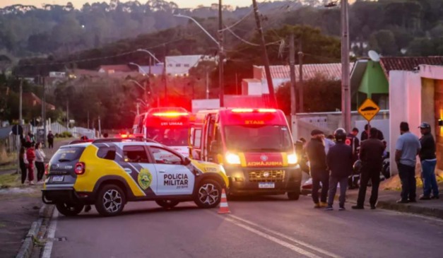 Polícia Militar, Siate e Samu atenderam a ocorrência em que motociclista bateu contra poste e morreu