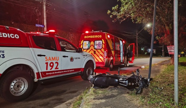 local do acidente onda a motociclista e a garupa foram arremessadas da moto
