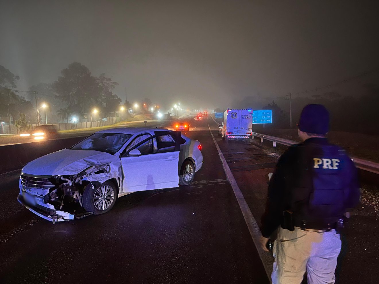 Carro com parte destruída após acidente na BR-116