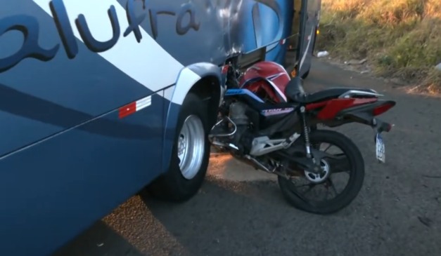 moto debaixo do ônibus