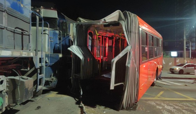 Biarticulado parte ao meio em acidente com trem