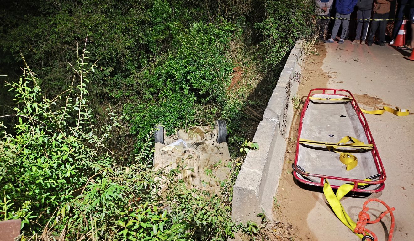 imagem de onde o motorista caiu com o carro no córrego