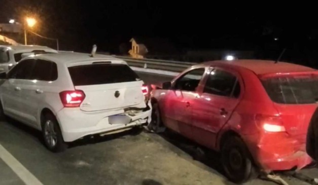 engavetamento com quatro veículos após motorista invadir a contramão