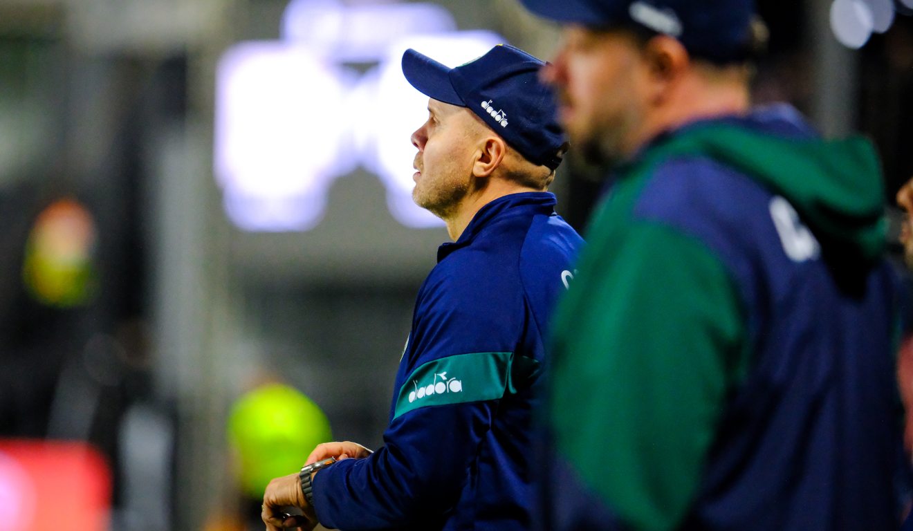 Mozart, técnico do Coritiba, durante o jogo com o Athletic.