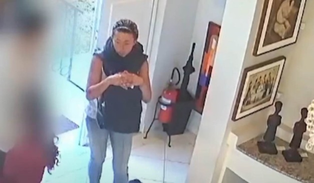 Mulher que agrediu jovem por não usar sutiã em imagem