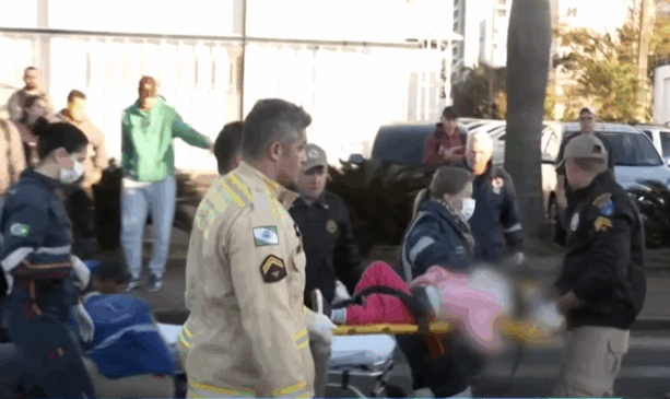 Criança em maca sendo levada para a âmbulancia após sofrer acidente