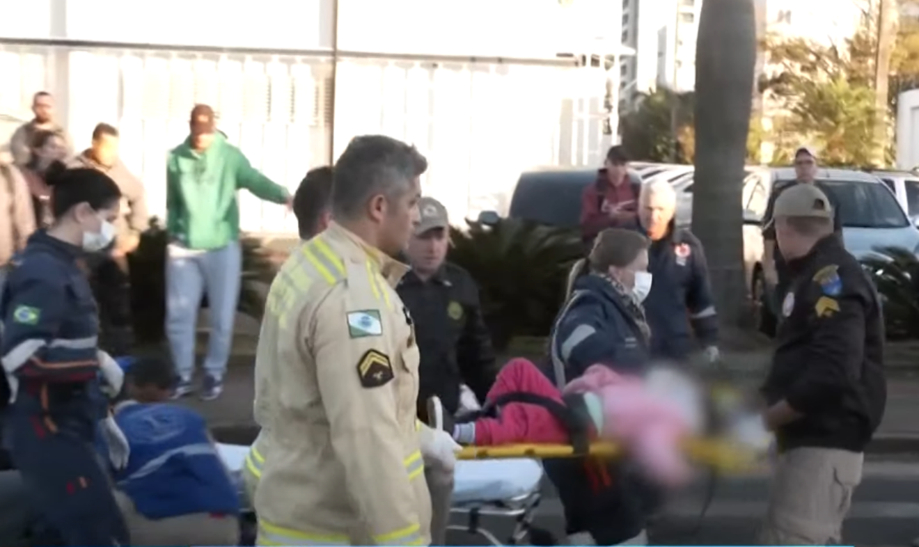 Criança em maca sendo levada para a âmbulancia após sofrer acidente