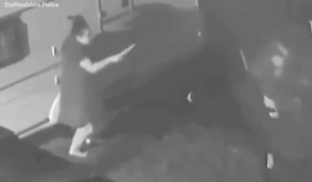 Imagem da câmera de segurança no momento do crime.