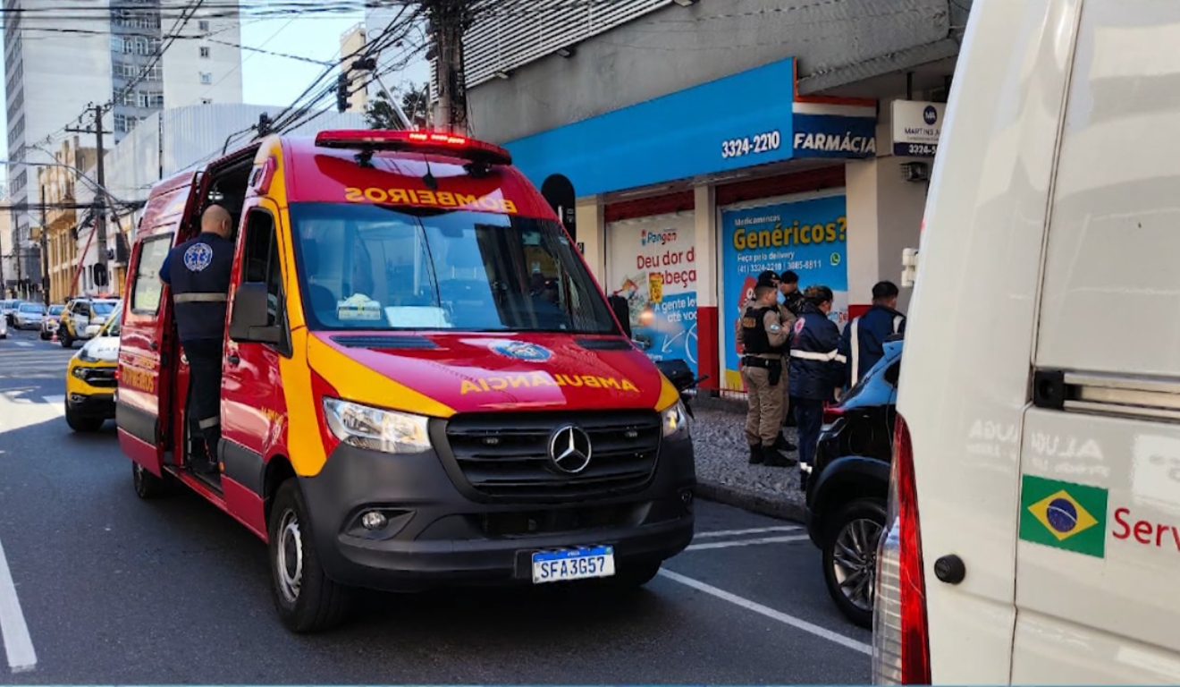 Ambulância dos Bombeiros e policiais atendem ocorrência de morte em pensionato de Curitiba