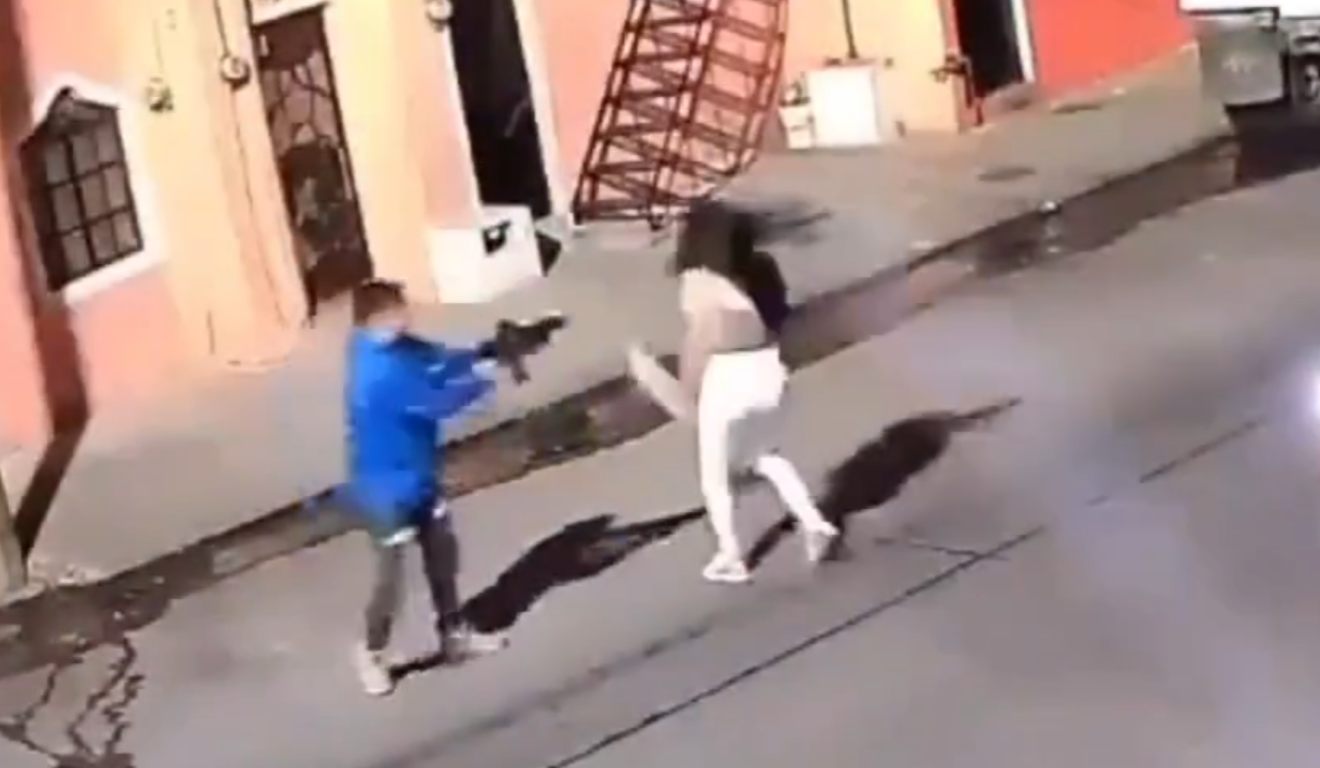 Frame da câmera de segurança em que mostra o homem apontando o fuzil para a ex-mulher antes de disparar