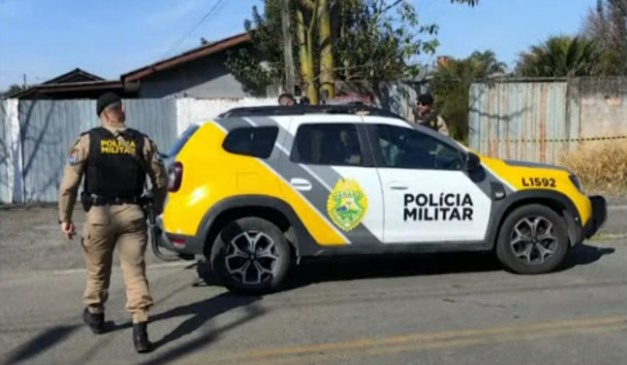 Viatura da Polícia Militar do Paraná na frente da casa onde a mulher foi encontrada morta na geladeira