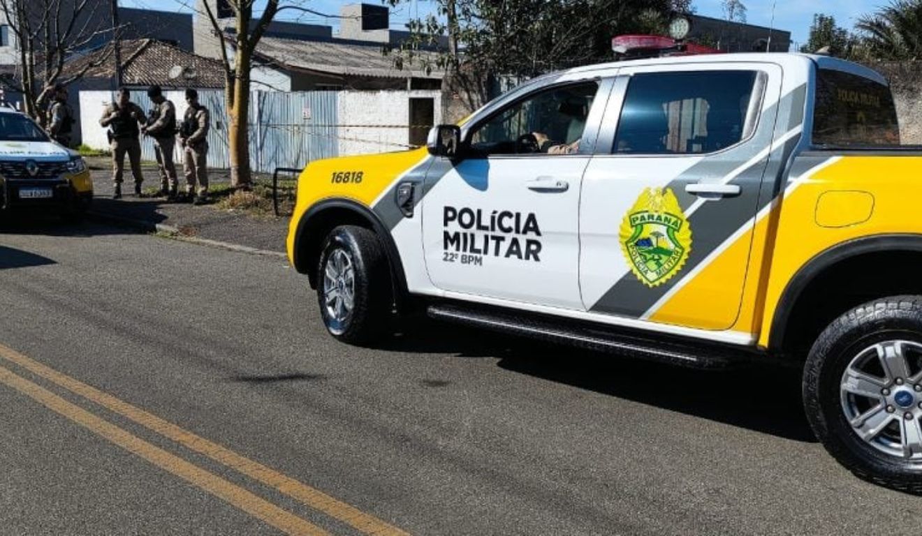 viatura da polícia onde a mulher foi encontrada dentro de geladeira