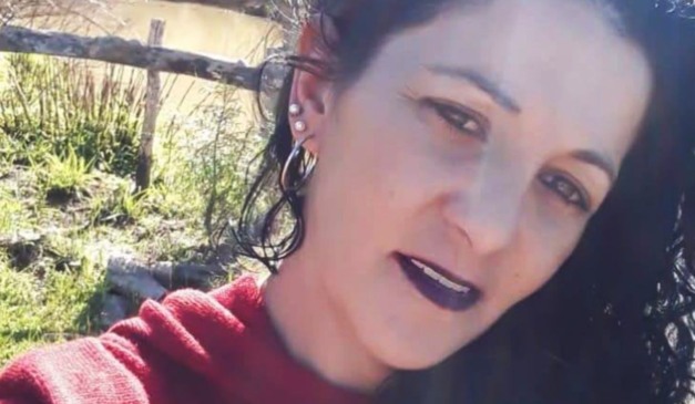 Juliana Lima com uma blusa vermelha