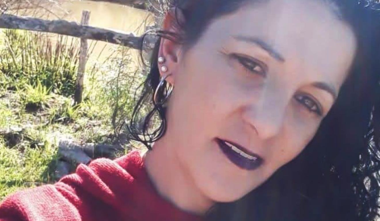 Juliana Lima com uma blusa vermelha