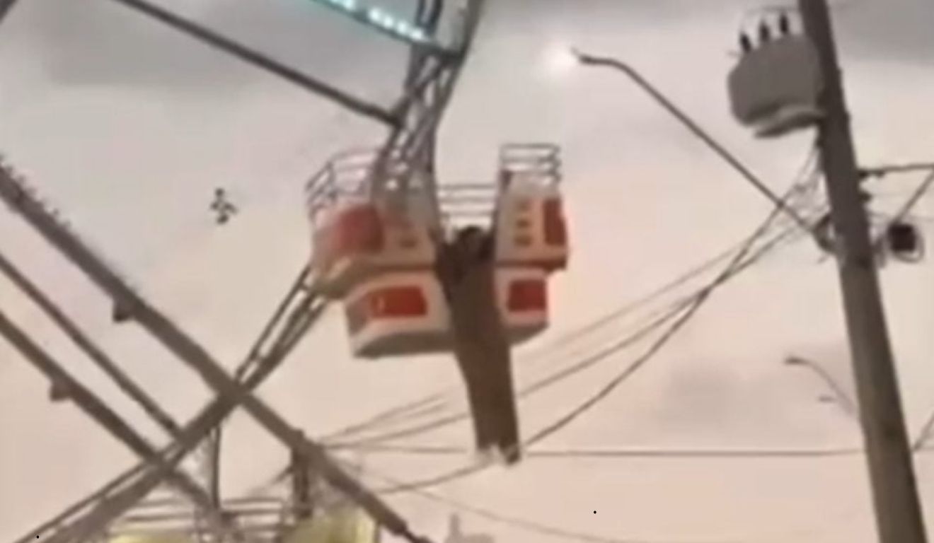 Mulher pendurada em roda-gigante em Mandirituba