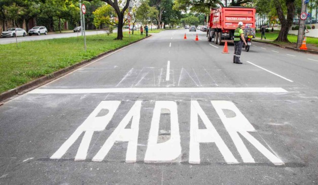 Radares de Curitiba ganharam reforço na sinalização em 2025