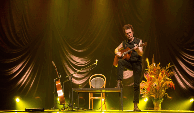 Nando Reis tocando em seu show Voz e Violão