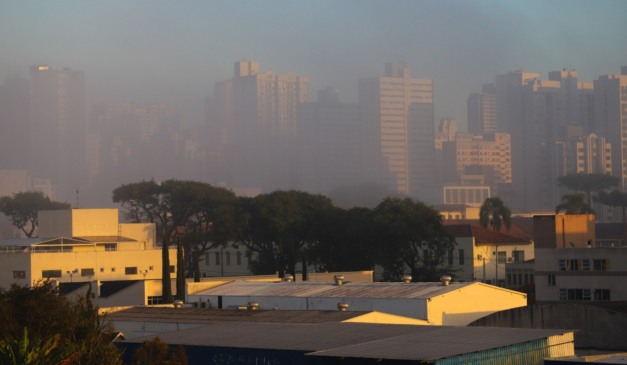 Nevoeiro em cima de prédios no Paraná