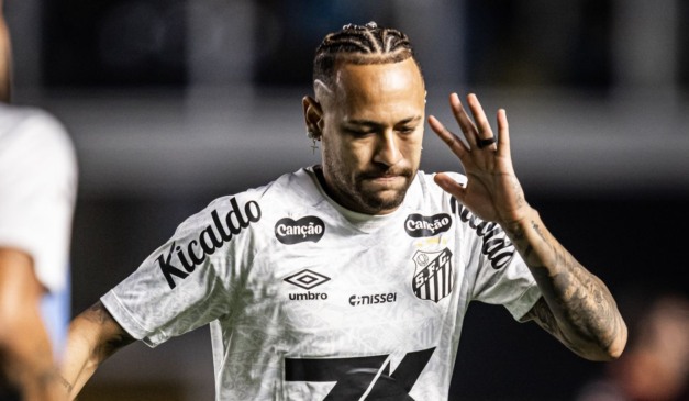 Neymar, do Santos, volta a campo neste sábado.