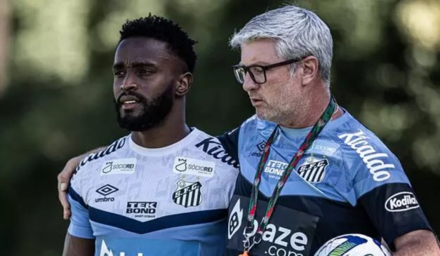 Mendoza e Odair no Santos, em 2023. (Foto:  Raul Baretta/Santos FC)