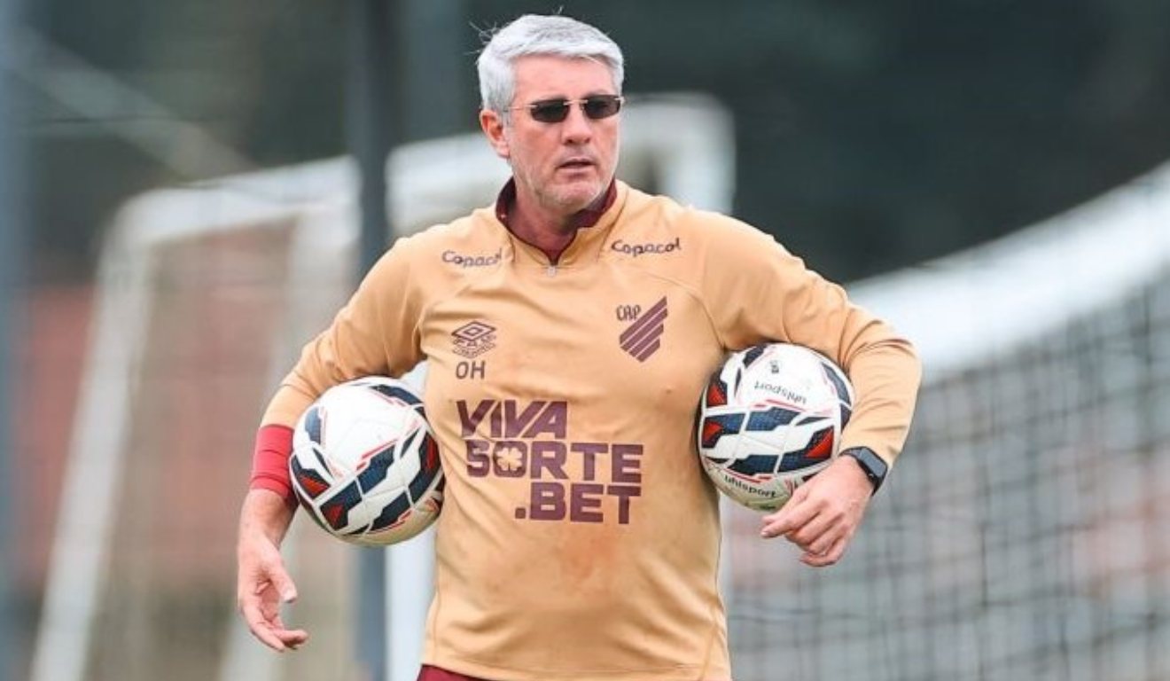 Técnico Odair Hellmann, em treino do Athletico.