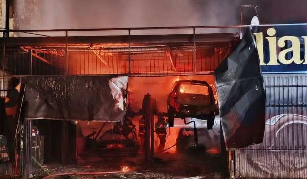 oficina mecânica que foi destruída por incêndio