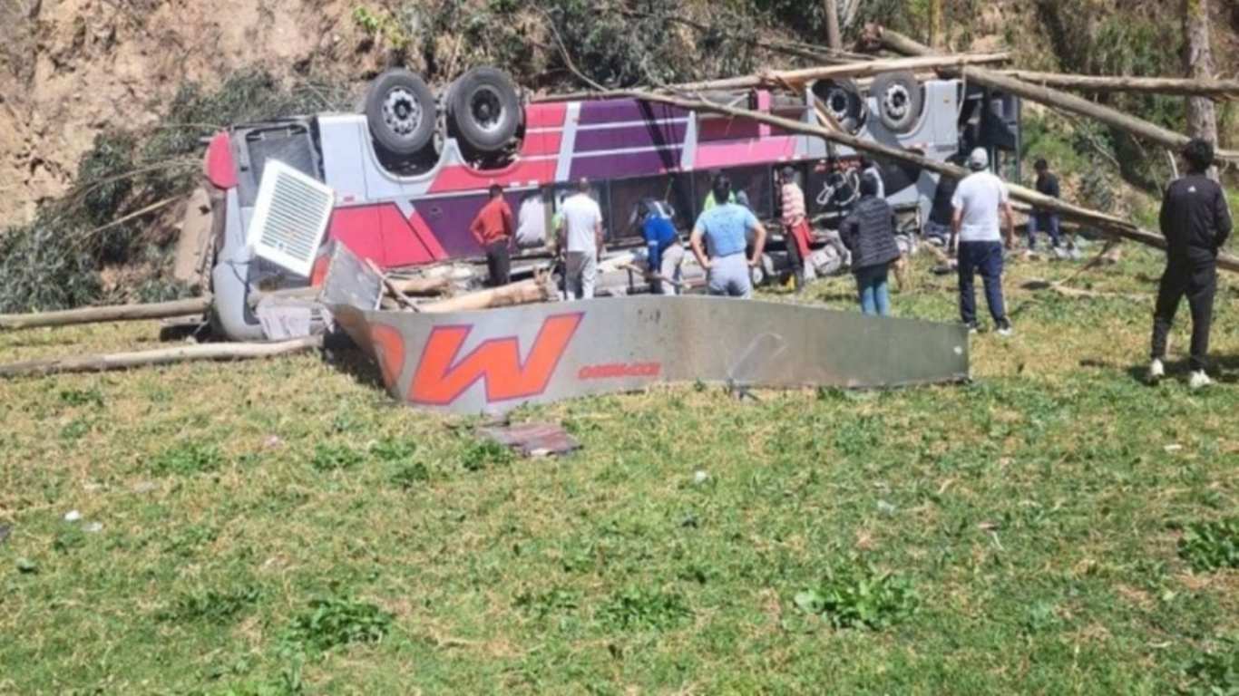 Ônibus que caiu em ribanceira no Peru