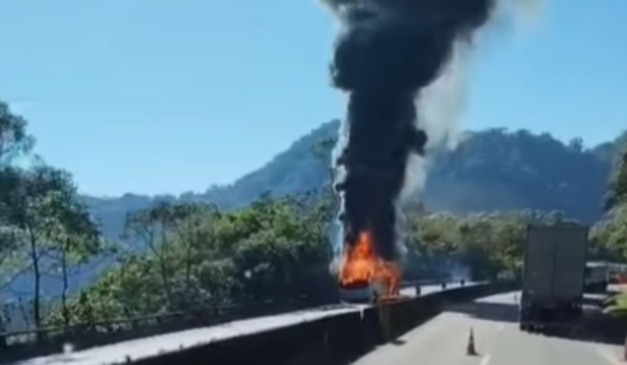 ônibus pegando fogo na br-277