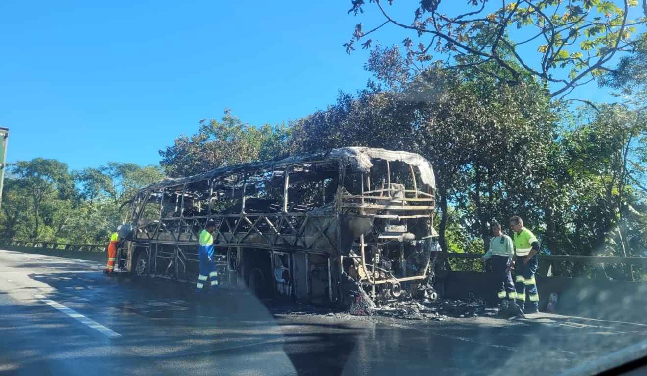 ônibus que pegou fogo na BR-277