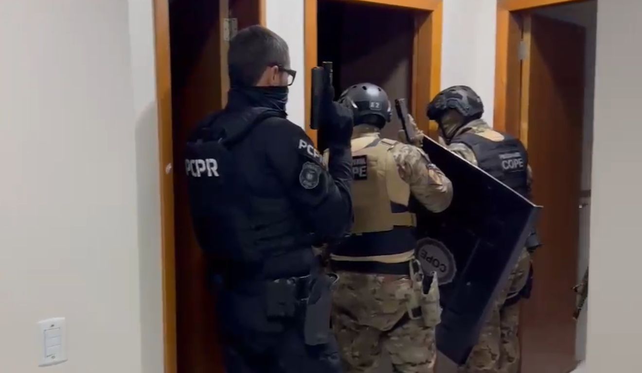 policiais trabalhando em operação contra o tráfico no PR