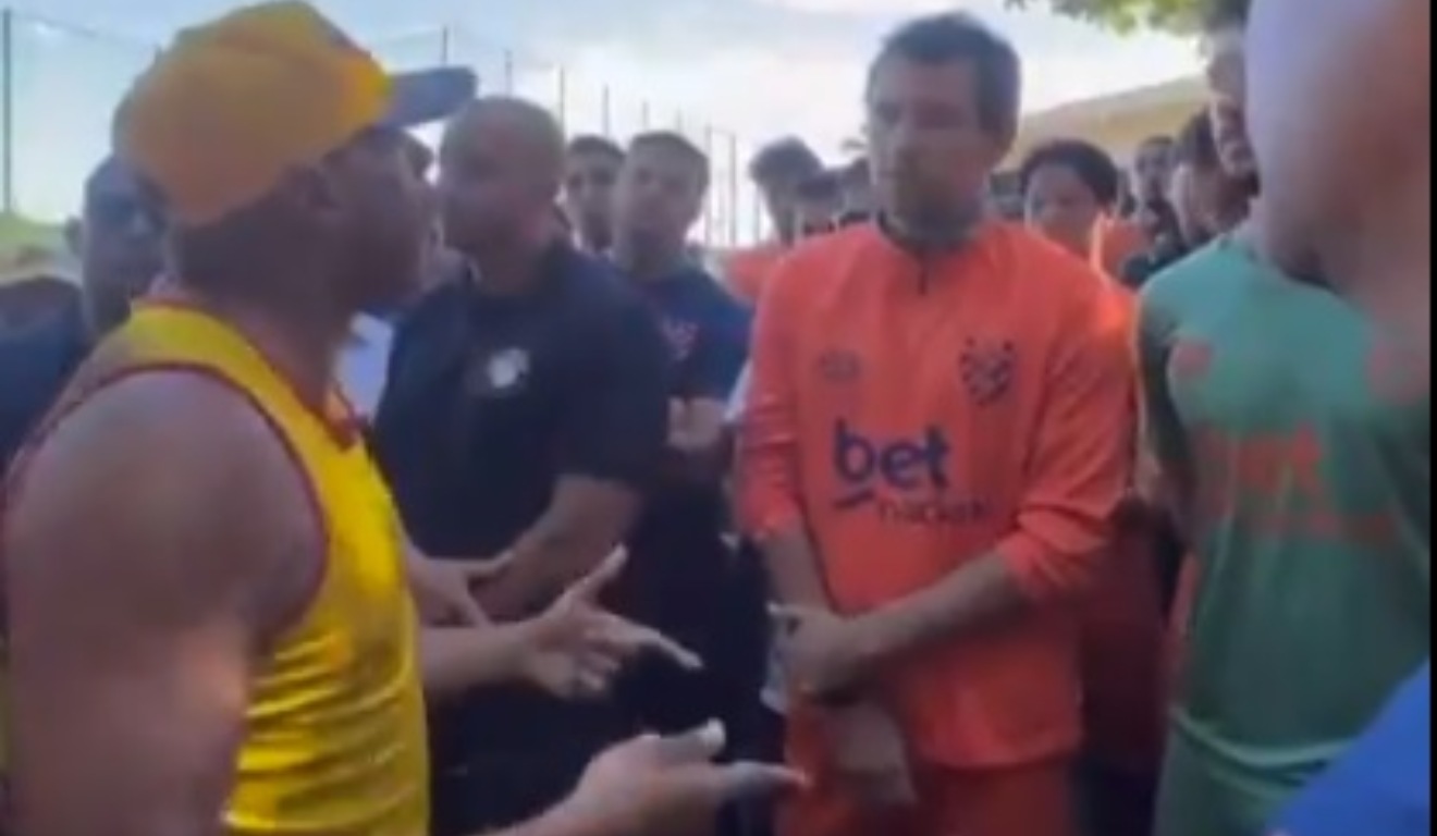 Torcedores do Sport cobram jogadores em treino.