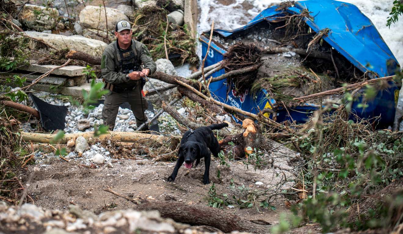Militar e cachorro em busca de sobreviventes após enchente no Texas
