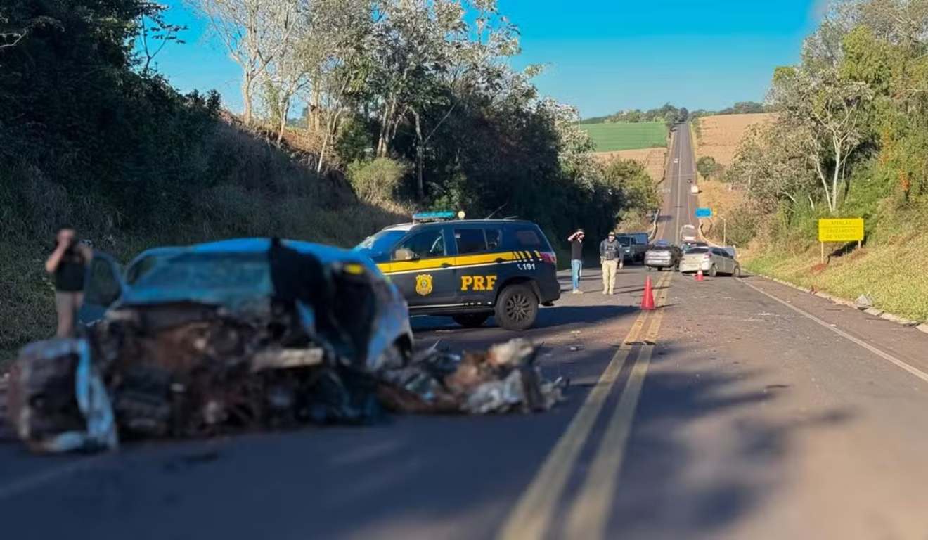 Acidente na Estrada da Boiadeira envolveu dois carros e um caminhão