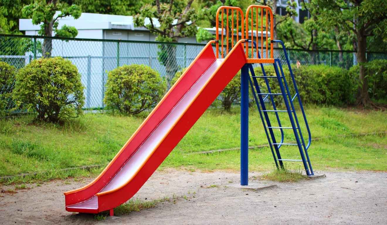 escorregador em parquinho