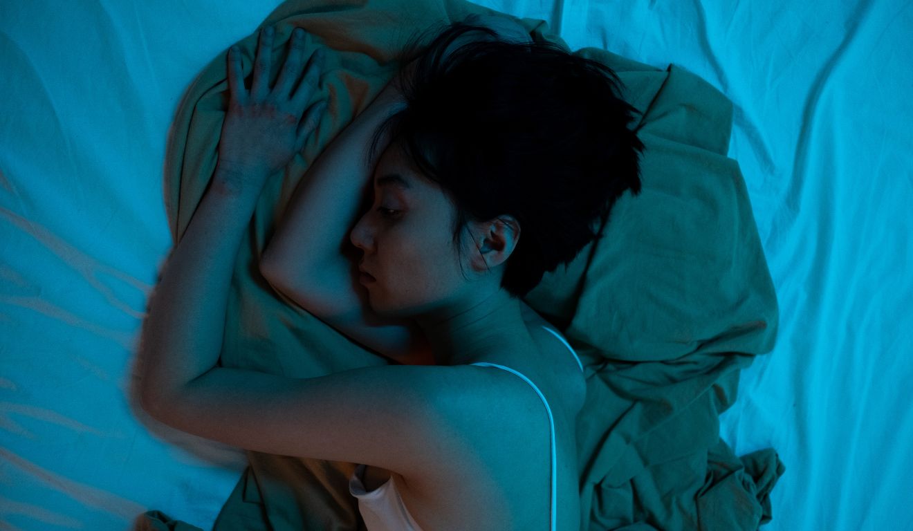 mulher deitada na cama dormindo