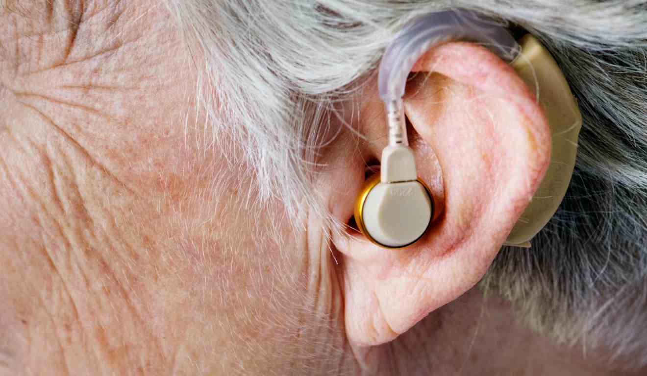 Implante coclear em idosa