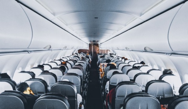 foto interna de um avião para ilustrar o caso de um passageiro que tentou abrir a porta de emergência