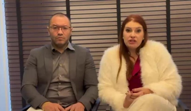 pastor confessando traição ao lado da esposa