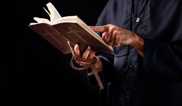 homem segurando bíblia