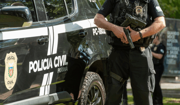policial civil do paraná, com arma na mão, ao lado de viatura