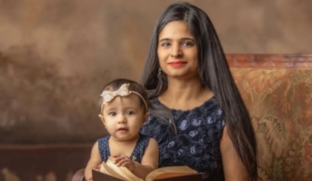 Neha Gupta, pediatra que matou a filha, com Aria no colo