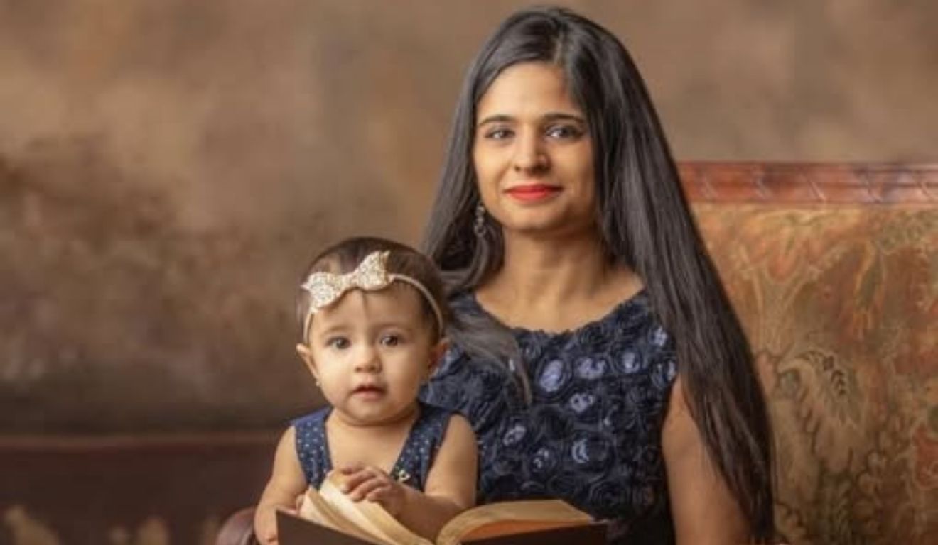 Neha Gupta, pediatra que matou a filha, com Aria no colo