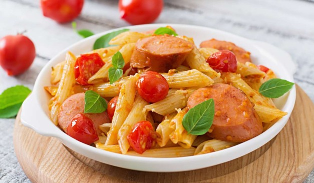 Macarrão com salsicha.