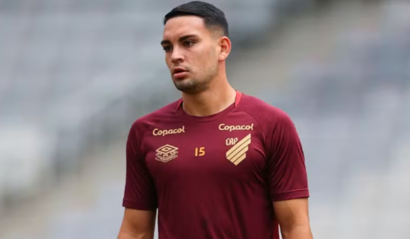 Peralta, em treino no Athletico.