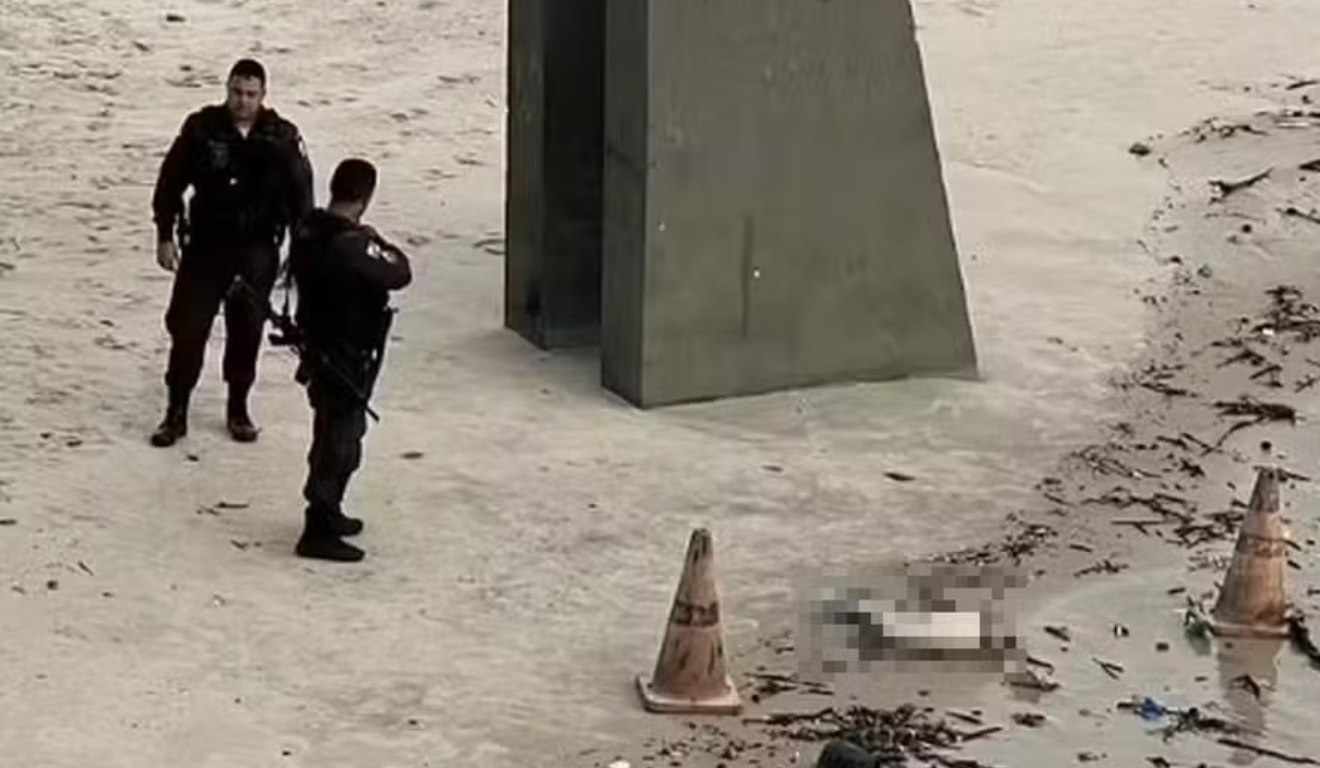 Perna humana encontrada em praia