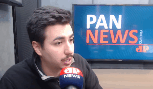Imagem de Vinicius Leonart durante entrevista no Pan News Curitiba.