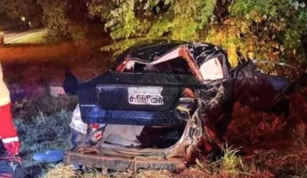 Carro todo quebradoapós ao acidente com crianças na PR-460